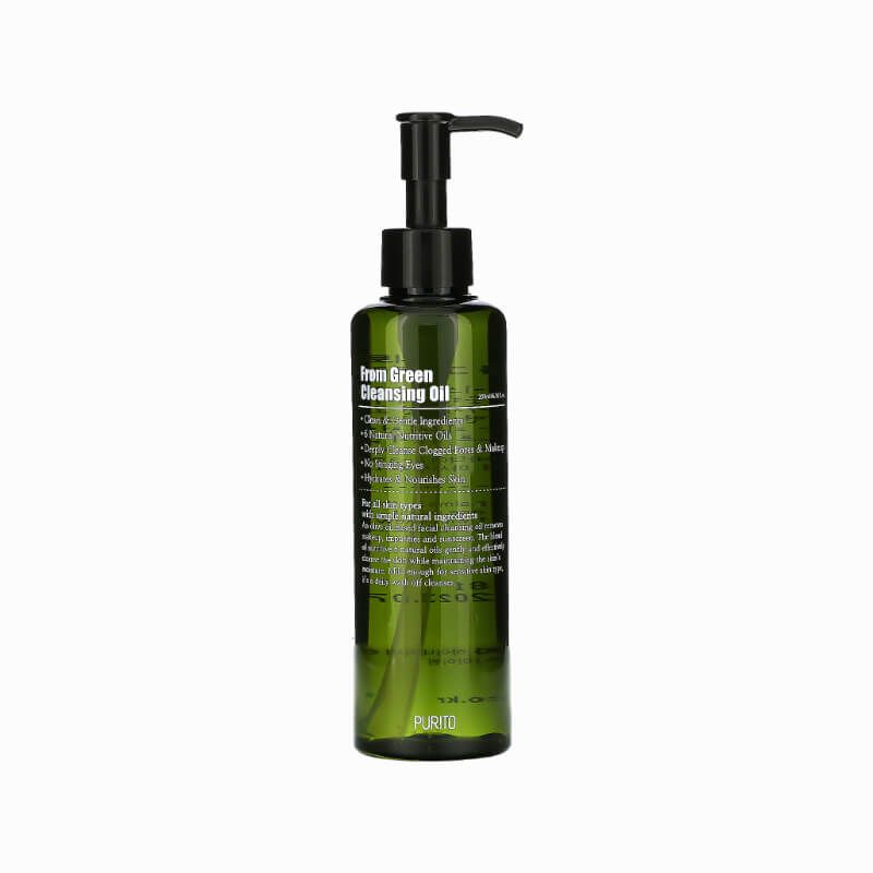 Grüne Flasche mit schwarzem Pumpkopf. Aufschrift: From Green Cleansing Oil. Produktetikett mit Text.
