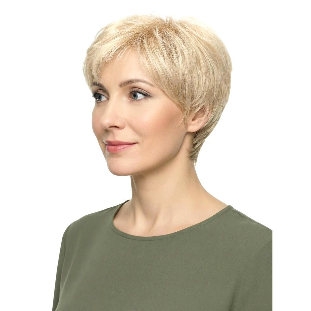 Kurzhaarperücke in Blond. Seitenansicht einer Frau mit der Perücke. Die Haare sind kurz geschnitten und leicht gewellt.
