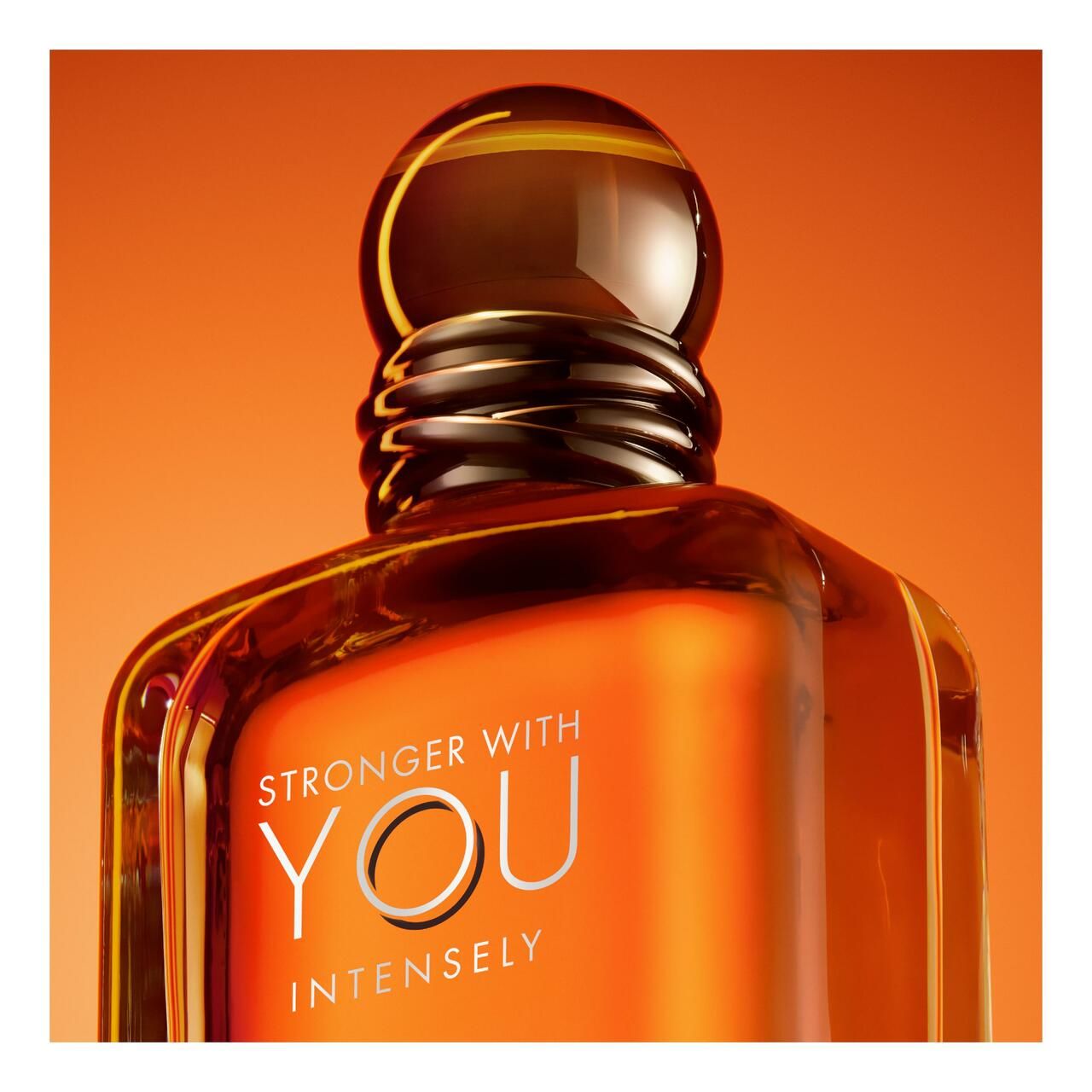 Emporio Armani Stronger With You Intensely. Nahaufnahme des Flakons. Schwarzer Verschluss, Schriftzug.