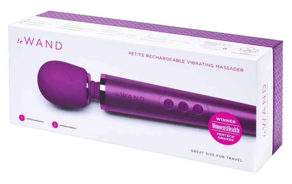 Lila Massagegerät in Verpackung. Aufschrift: Le Wand, Petite Rechargeable Vibrating Massager. Auszeichnung: Women's Health.