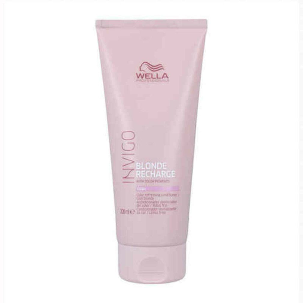 Rosa Tube mit Schriftzug INVIGO BLONDE RECHARGE. Marke WELLA. Produktname und weitere Informationen auf dem Etikett.