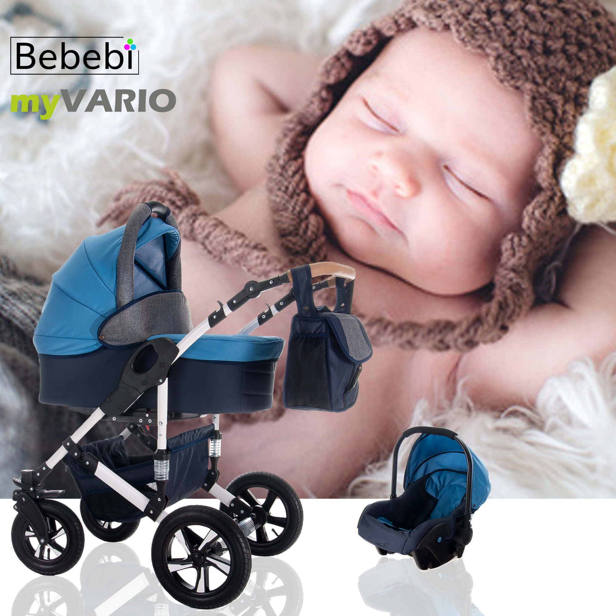 Kinderwagen mit blauem Verdeck, Baby und Tasche. Marke Bebebi myVARIO. Baby im Hintergrund.