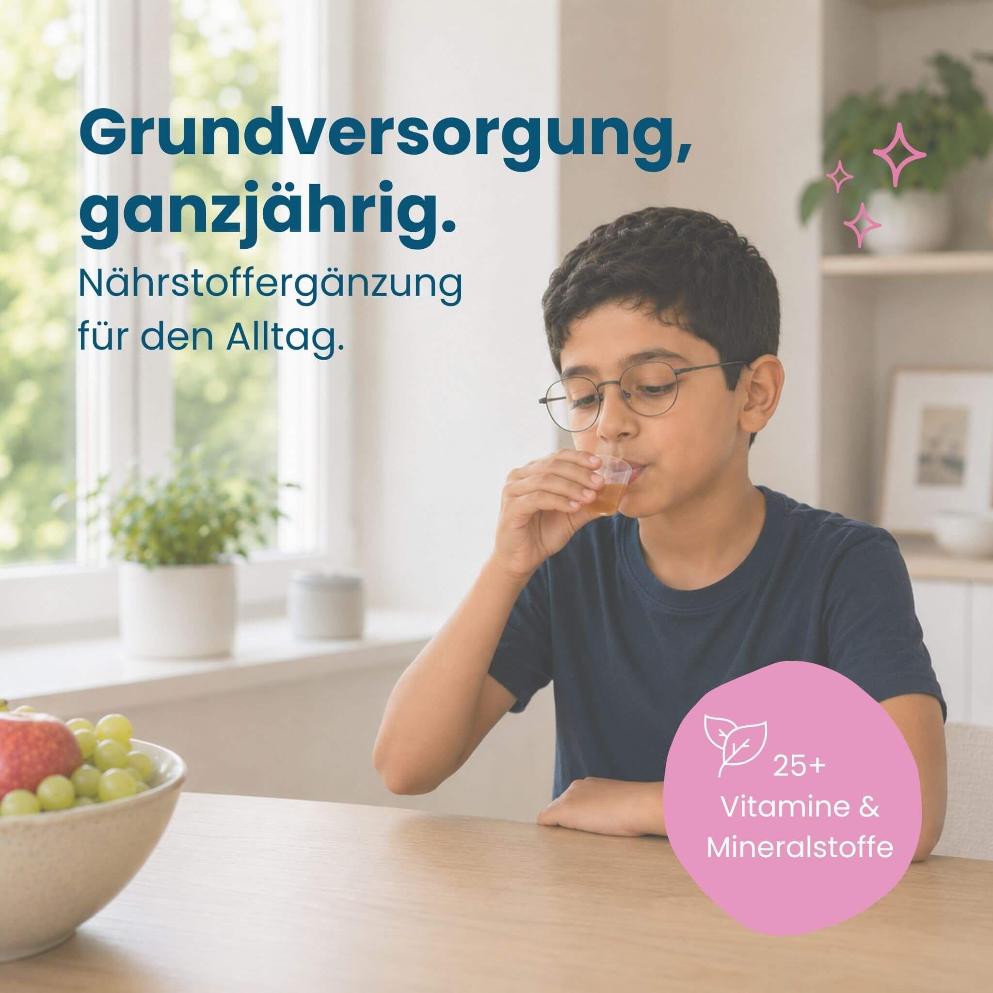 Junge trinkt Herby Family Mister Big Sirup aus einem kleinen Becher in einer hellen Küche.