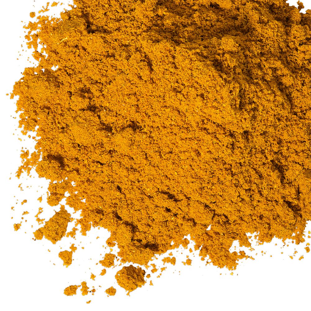 Haufen gelbes Currypulver auf weißem Hintergrund.