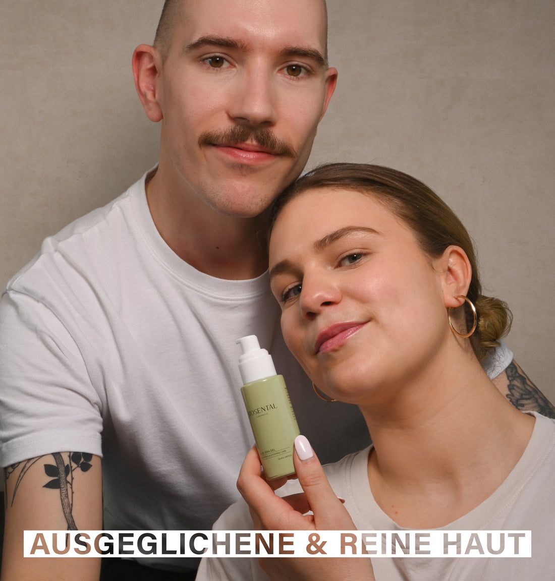 Zwei Personen halten eine grüne Flasche. Aufschrift: Rosental Organics. Text: Ausgeglichene & reine Haut.