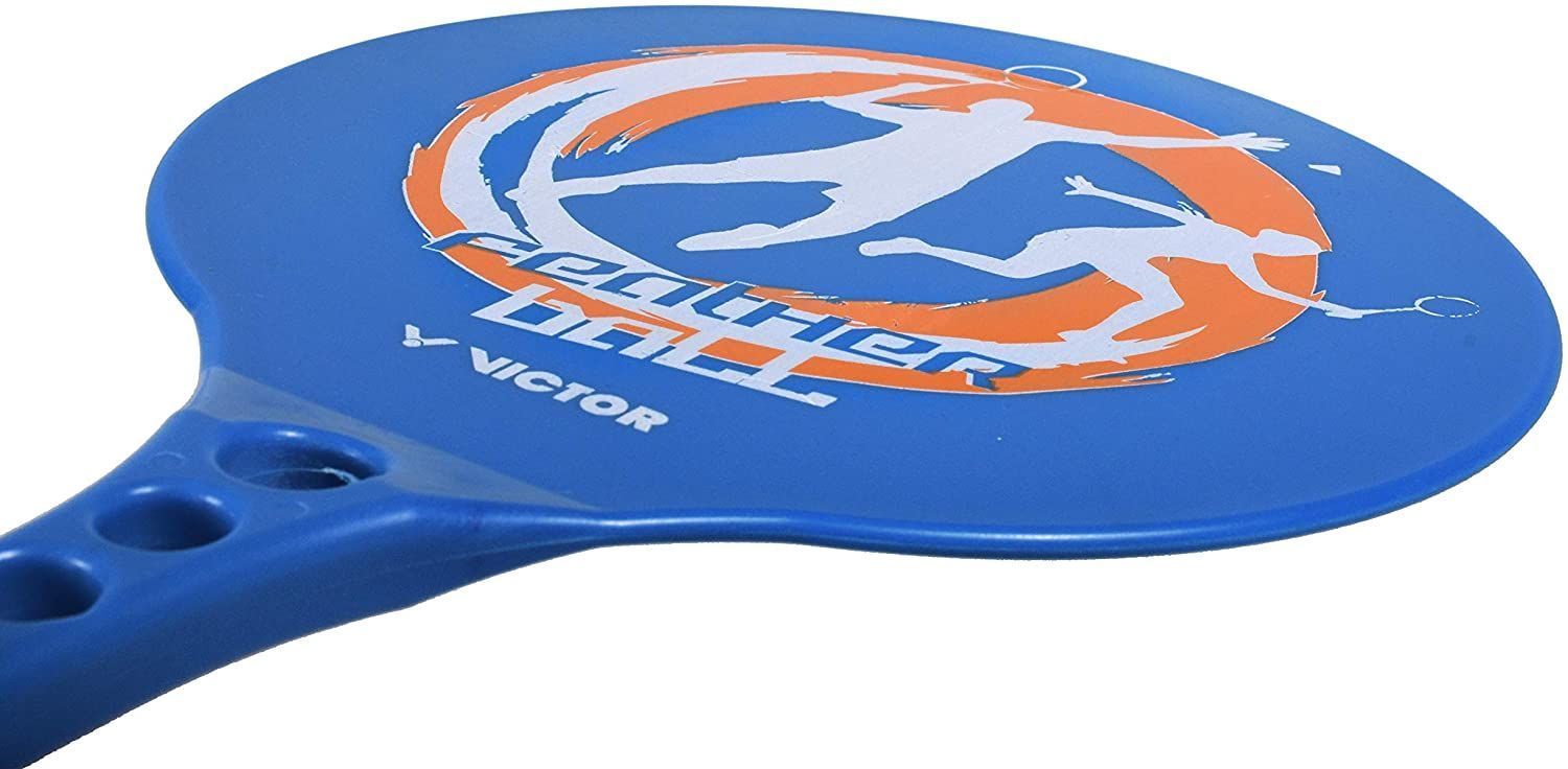 Blauer Federballschläger mit weißem Aufdruck. Auf dem Schläger steht "Feather Ball" und "Victor".
