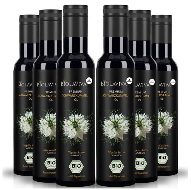 Sechs Flaschen BIO-Schwarzkümmelöl. Schwarze Flaschen mit Etikett, weißer Blüte und Text. BIO-Siegel.
