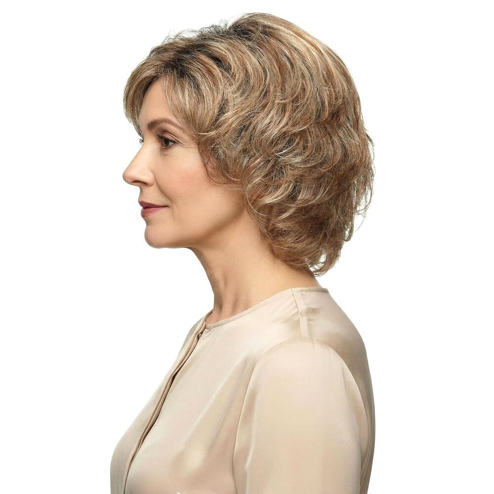 Perücke mit gewelltem, blond-braunem Haar. Seitenansicht einer Frau mit hellem Oberteil, vor weißem Hintergrund.