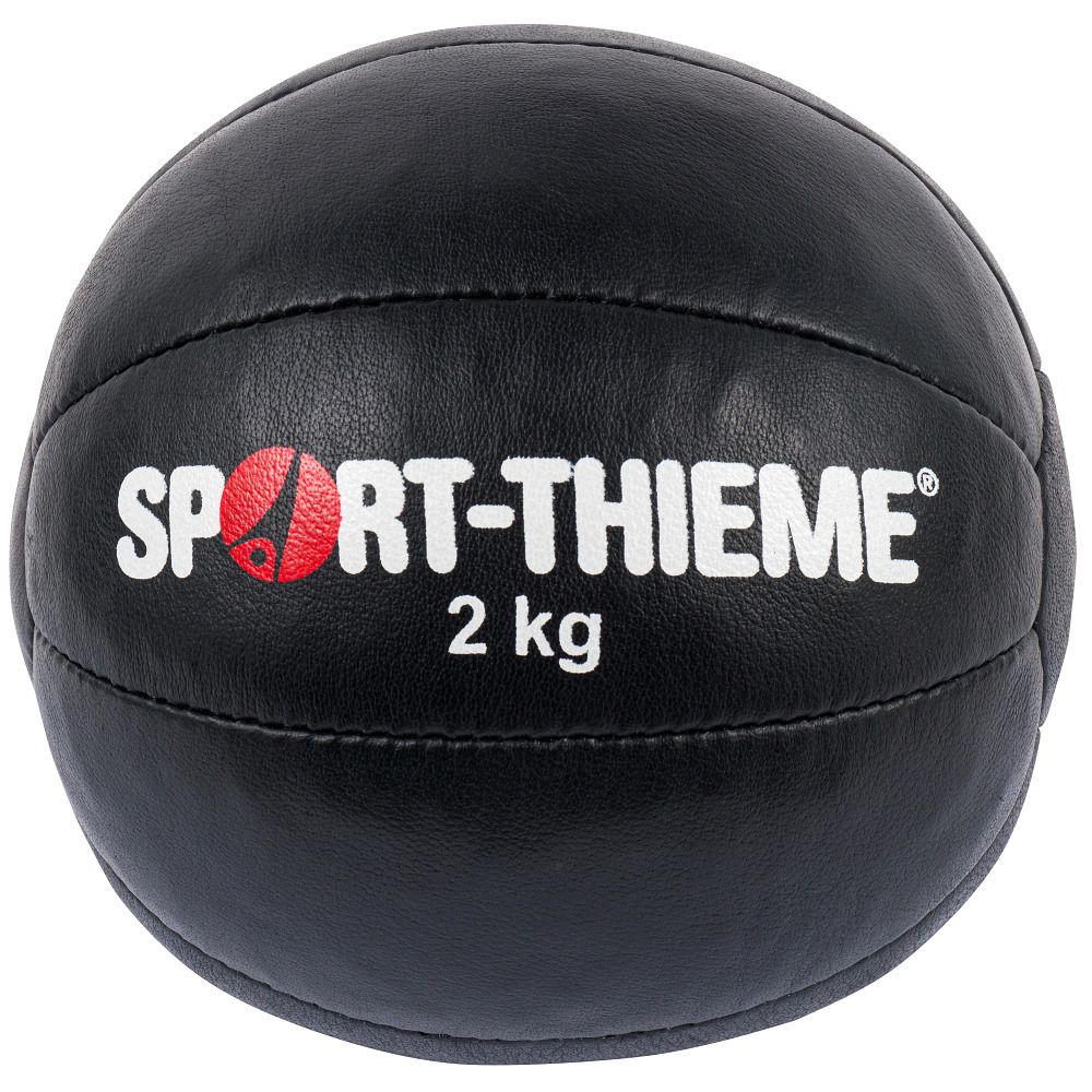 Schwarzer Medizinball. Aufschrift: Sport-Thieme, 2 kg. Lederoptik, runde Form.