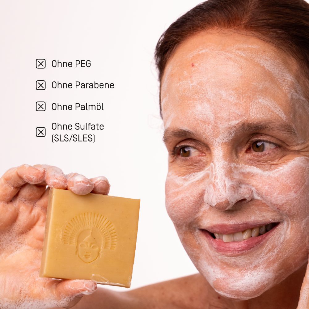 Viva Maia Nourishing Bar: Seife wird von einer Frau mit Schaum im Gesicht gehalten. Frei von PEG, Parabenen, Palmöl, Sulfaten.