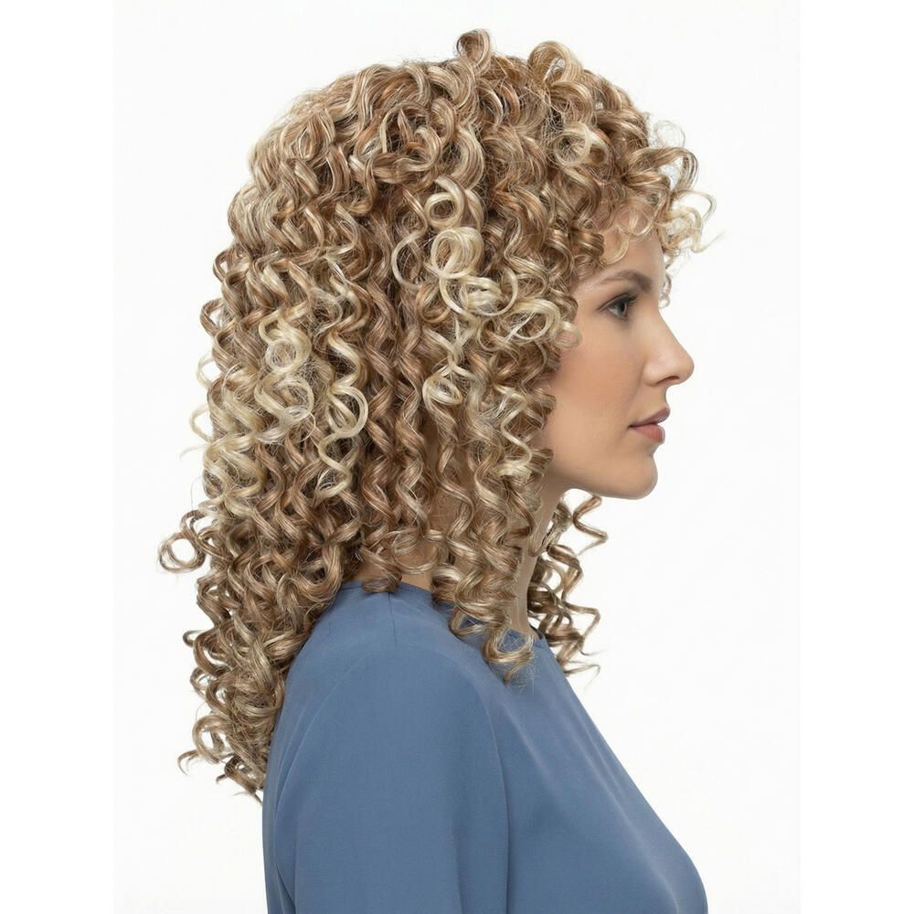 Frau mit lockiger Perücke. Blonde und braune Locken. Sie trägt ein blaues Oberteil. Seitenansicht.
