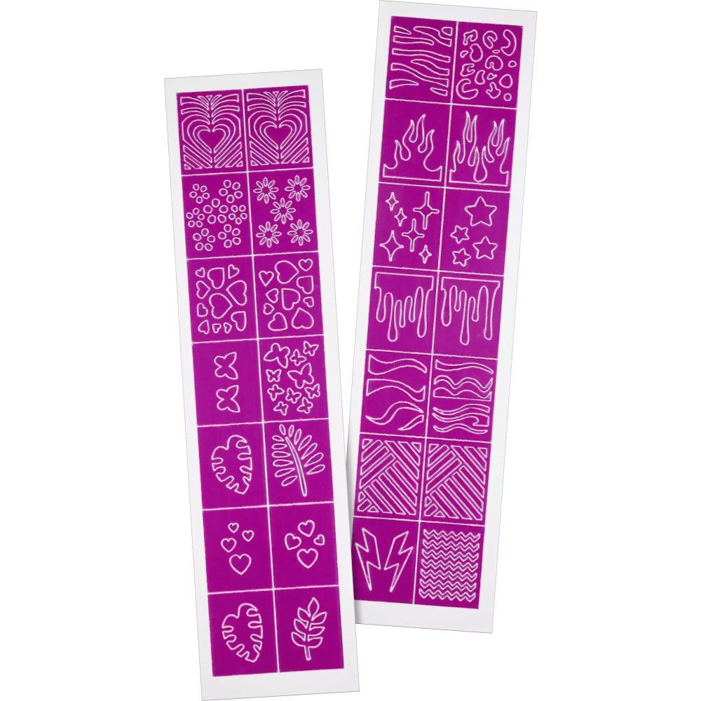 Zwei Nagelkunst Schablonen mit verschiedenen Designs. Lila Hintergrund. Weiße Konturen. Verschiedene Muster und Formen.
