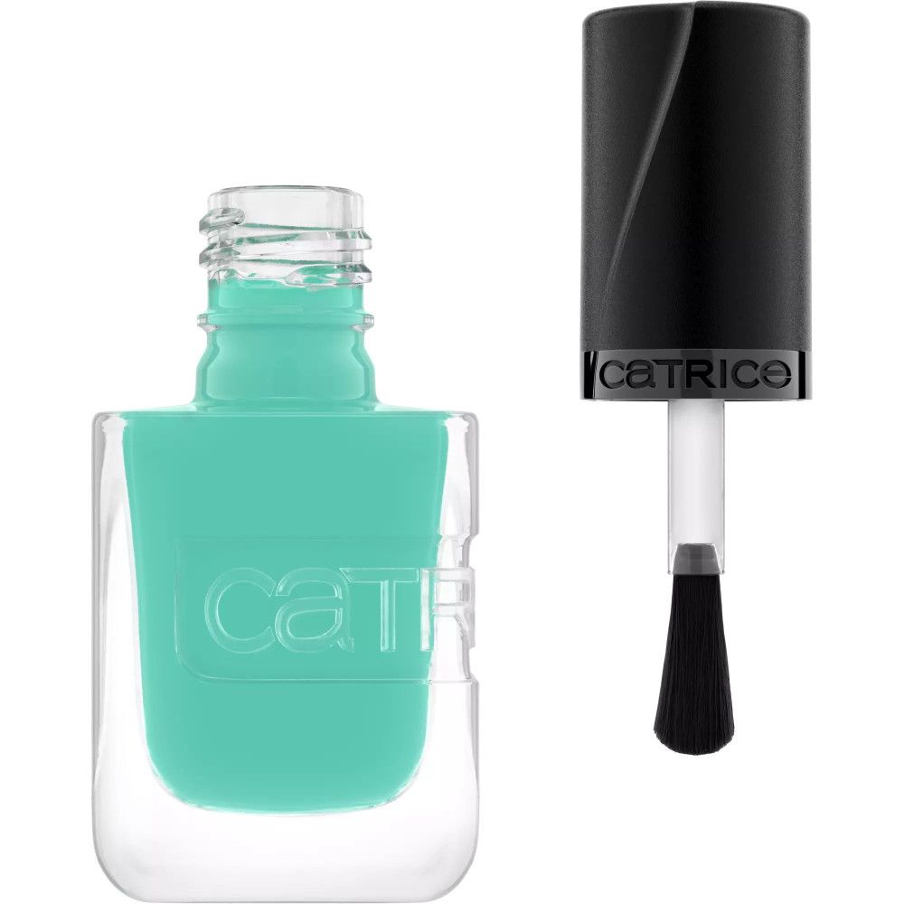 Catrice Gel-Nagellack-Flasche, geöffnet. Pinsel mit türkisfarbenem Nagellack. Schwarzer Deckel mit Catrice-Logo.