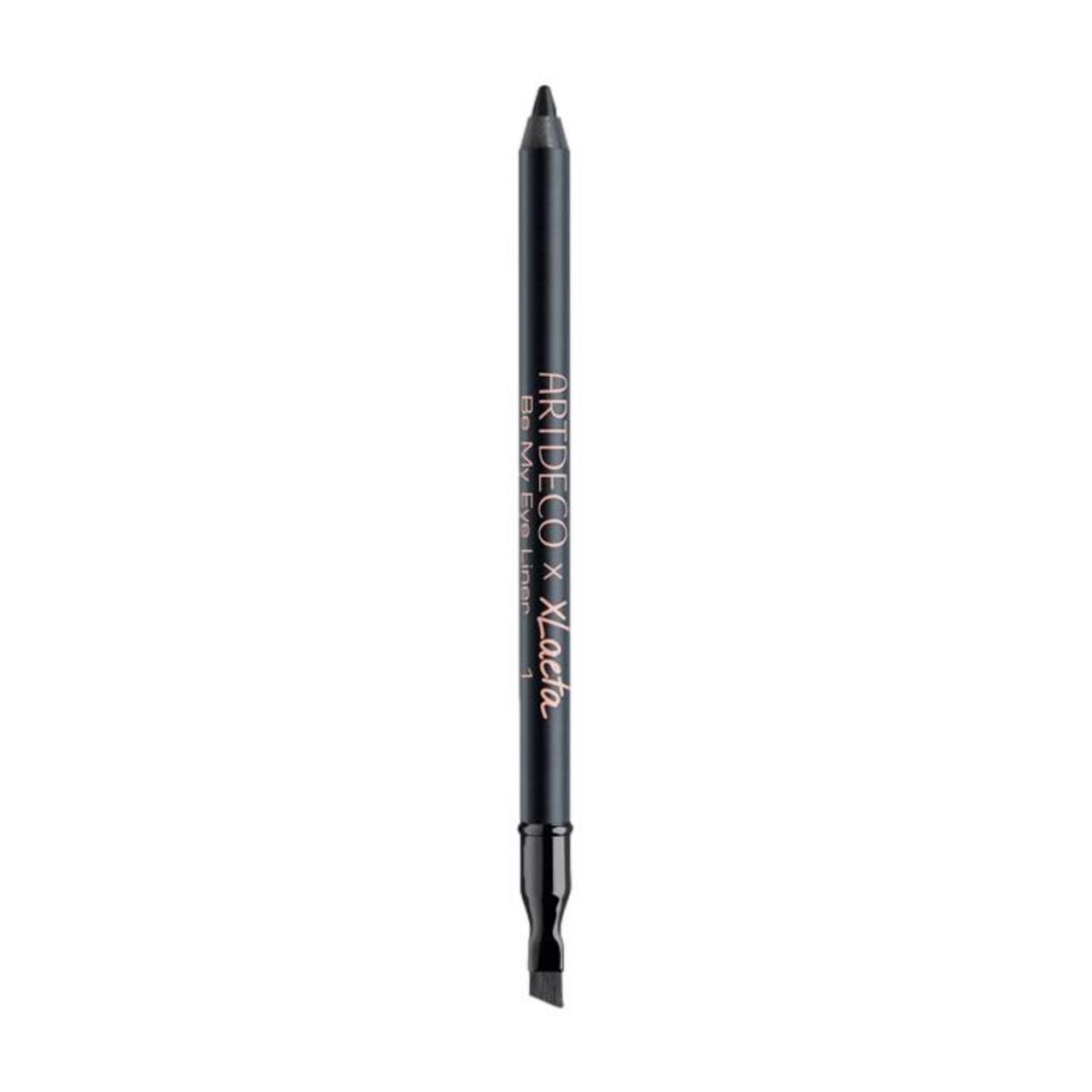 Schwarzer Artdeco x Xlacia Eyeliner-Stift. Aufschrift auf dem Stift. Mit integriertem Applikator.