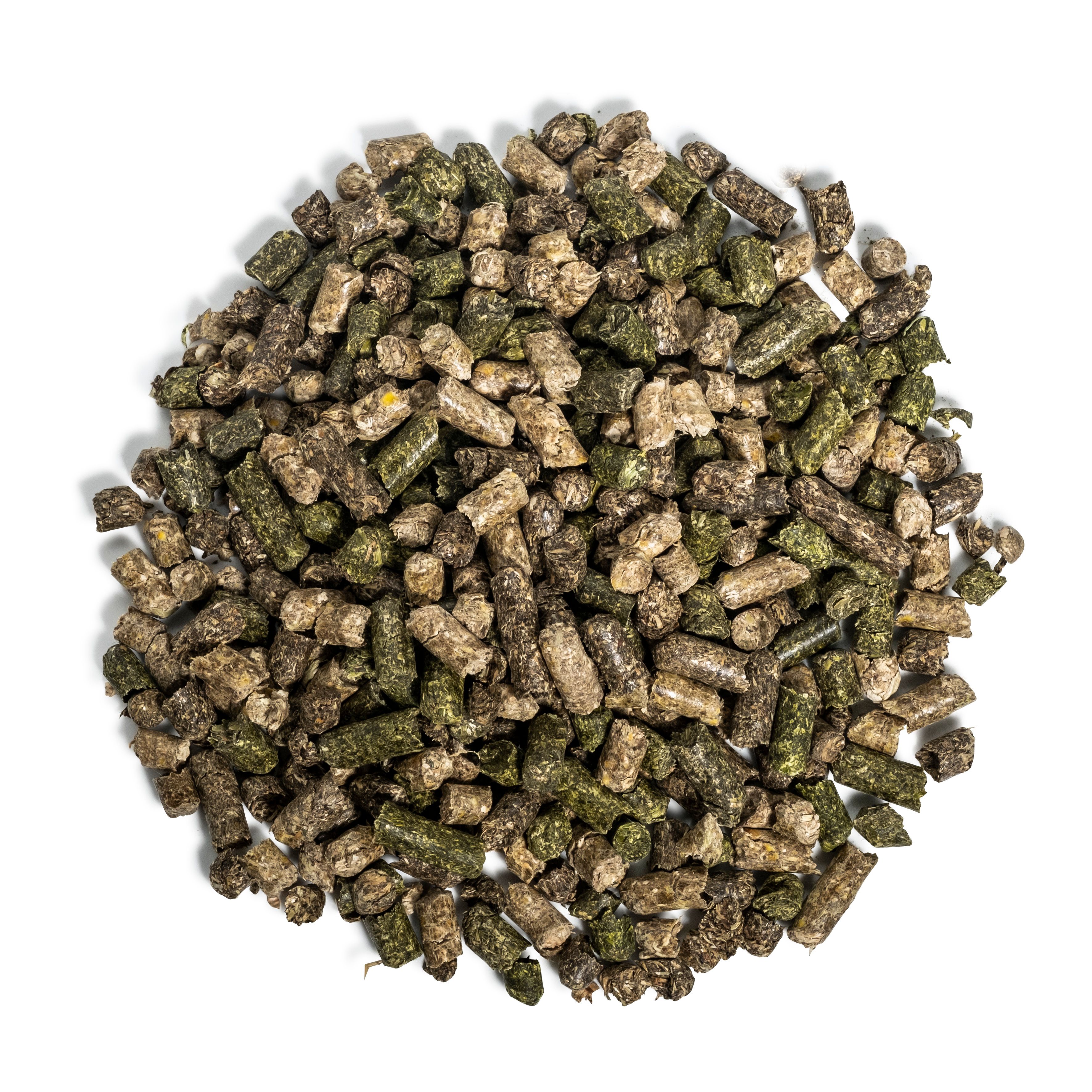 Haufen von Futterpellets. Unterschiedliche Farben und Formen.