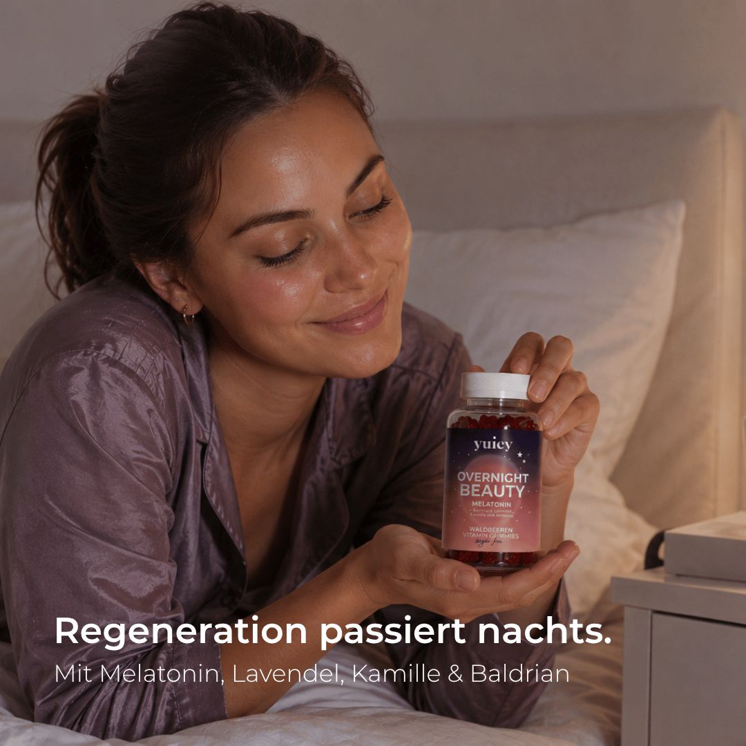 Frau hält yuicy® Overnight Beauty Gummies im Bett. Text: Regeneration passiert nachts. Mit Melatonin, Lavendel, Kamille & Baldrian.