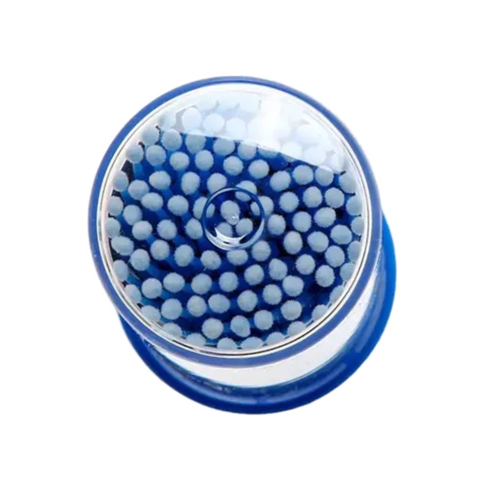 Blau-transparenter Applikator mit hellblauen Spitzen. Runde Form mit transparentem Deckel. Detailaufnahme von oben.