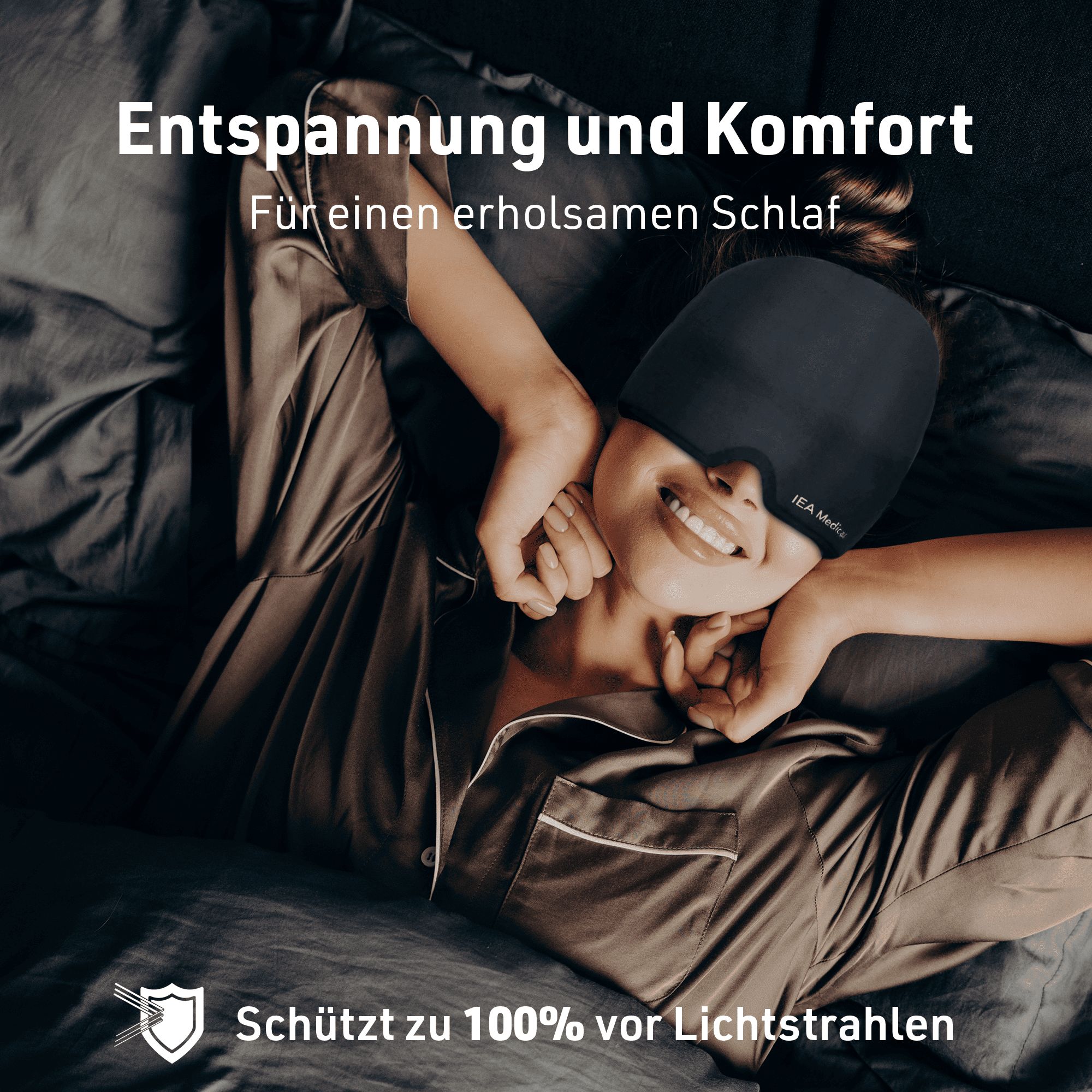 Person liegt im Bett mit schwarzer Migränemaske. Text: Entspannung und Komfort. IEA Medical Logo.