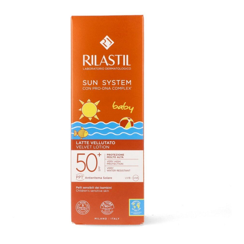 Orangefarbene Verpackung. Rilastil Sun System Baby Lotion. SPF 50+. Text: Latte Vellutato Velvet Lotion. Baby-Illustrationen.