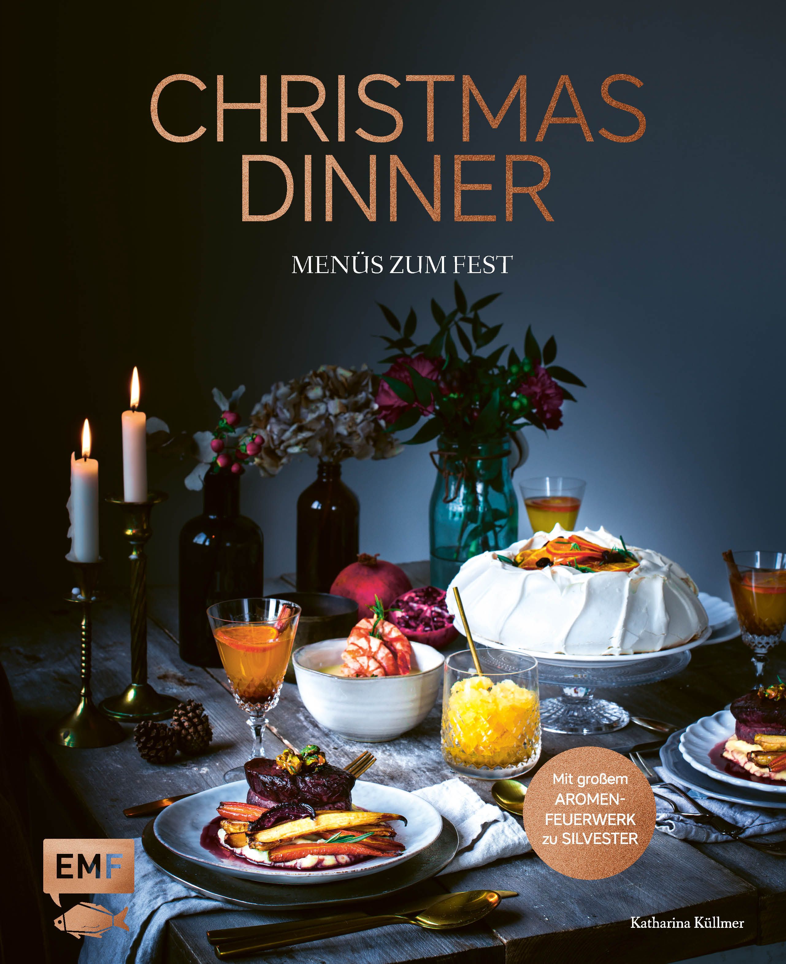 Buchcover mit Titel "Christmas Dinner". Auf einem Tisch Speisen, Getränke und Dekorationen. Text: "Mit großem Aromenfeuerwerk zu Silvester".