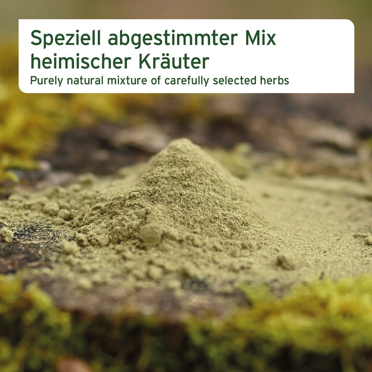 Haufen grünes Kräuterpulver auf moosigem Untergrund. Text: Speziell abgestimmter Mix heimischer Kräuter.