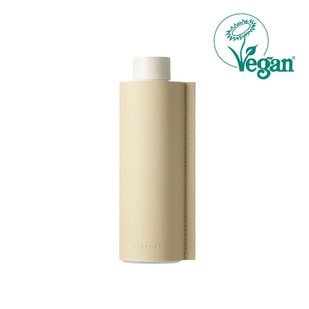 Beige Flasche mit weißem Deckel in einer Hülle. Vegan-Siegel. Aufschrift: slosophy.