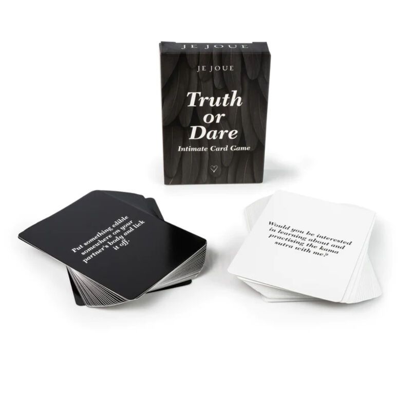 Kartenspiel mit der Aufschrift "JE JOUE Truth or Dare". Schwarze und weiße Karten mit Text.