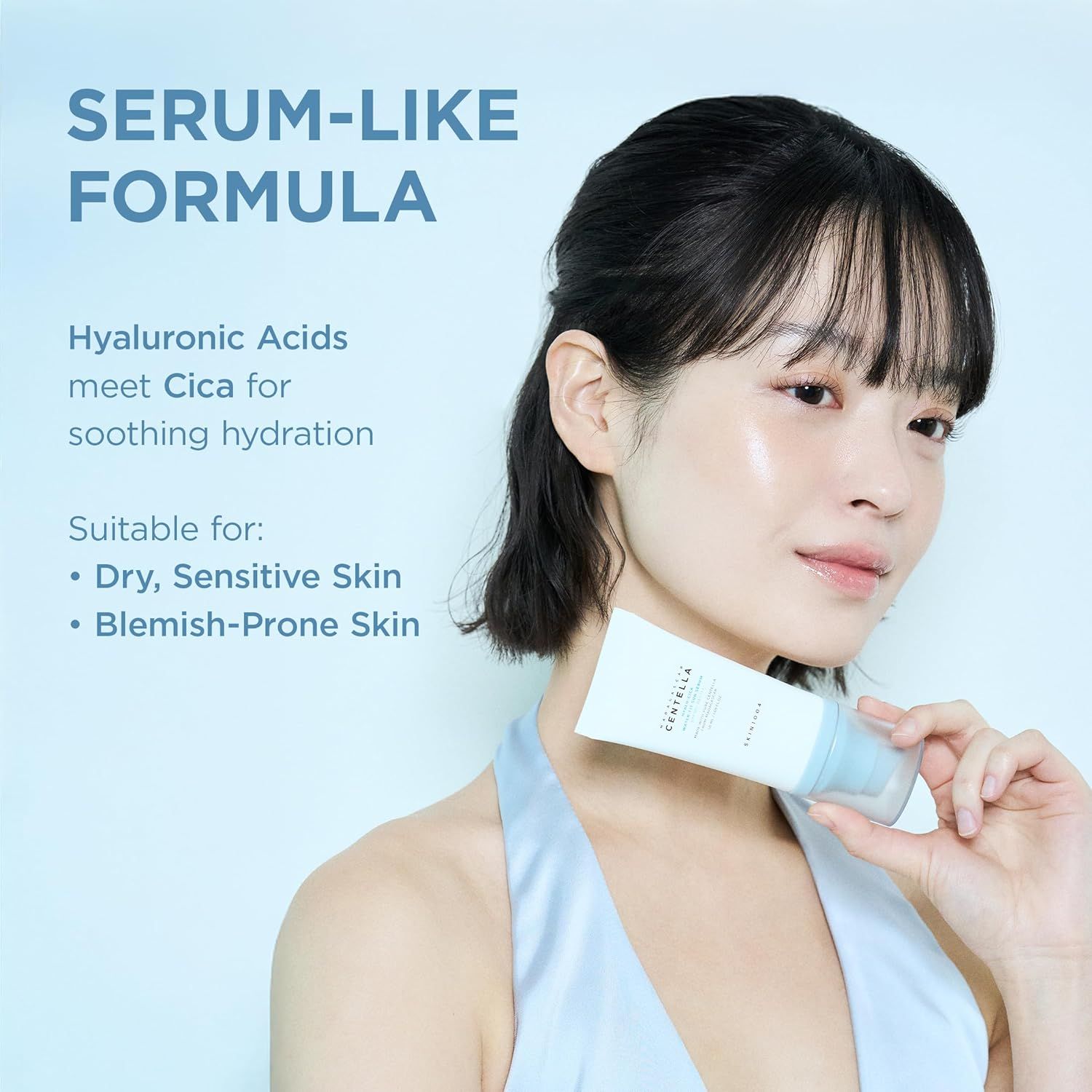 Frau hält Tube. Aufschrift: Centella Hyalu-Cica Water-Fit Sun Serum. Marke: SKIN1004. Geeignet für trockene, empfindliche Haut.