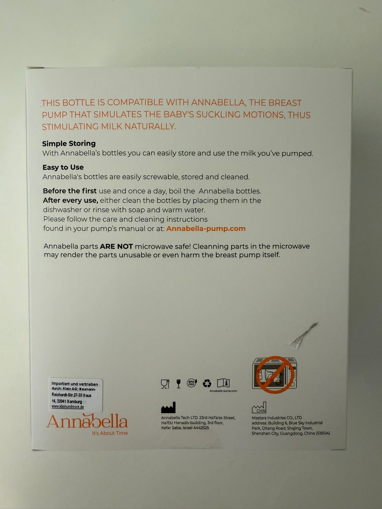 Rückseite der Verpackung. Text: THIS BOTTLE IS COMPATIBLE WITH... Informationen zur Verwendung.