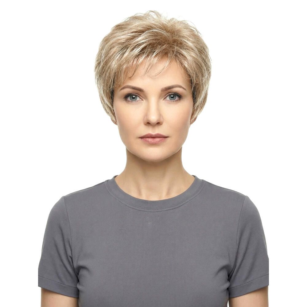 Kurzhaarperücke, blond, mit Pony. Frau trägt graues T-Shirt. Frontale Ansicht.
