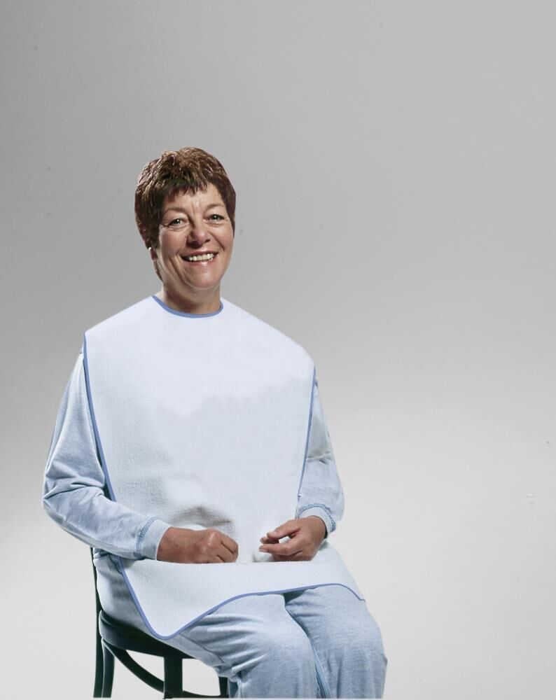 Weiße Frottee-Schürze mit blauem Rand, um den Hals und an den Seiten. Person trägt die Schürze. 