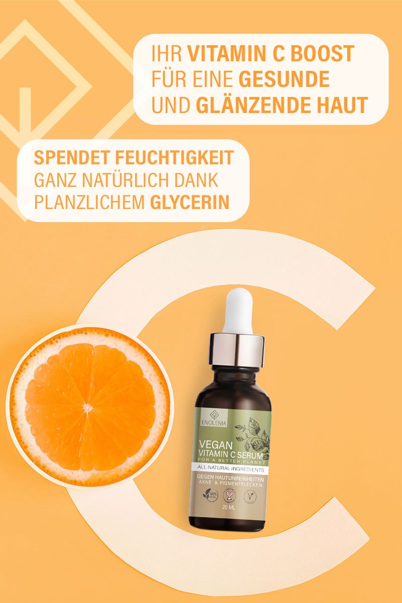 Produktflasche mit Pipette vor orangefarbenem Hintergrund. Text: Vitamin C Boost für gesunde Haut. Mit Orangenscheibe.