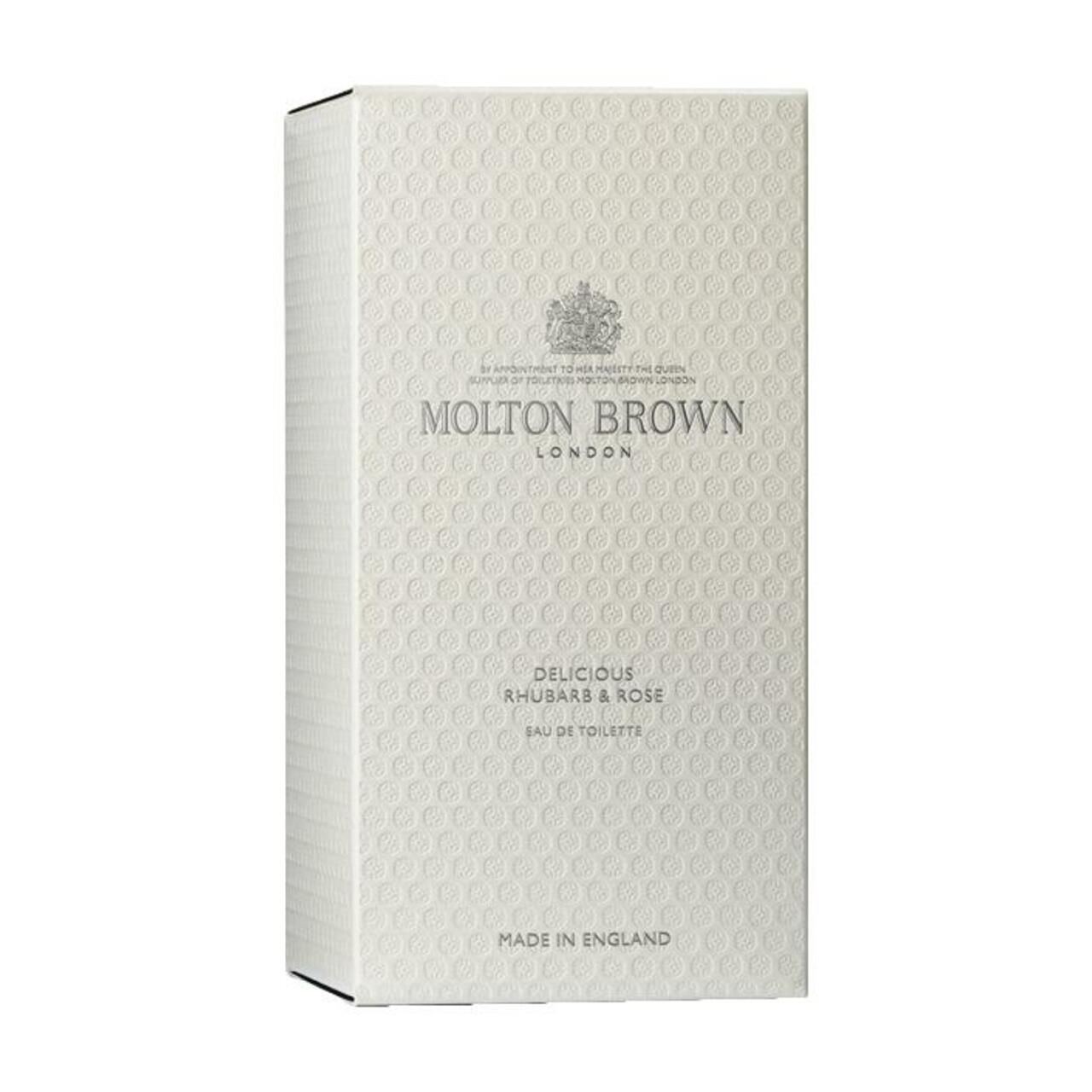 Weiße Verpackung mit Prägung. Logo und Aufschrift: Molton Brown, Delicious Rhubarb & Rose. Text: Eau de Toilette. Hergestellt in England.
