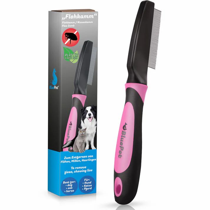 Flohkamm mit Verpackung. Schwarzer Griff, rosa Akzente. Text: Flohkamm, für Hund, Katze, Pferd. BluePet.