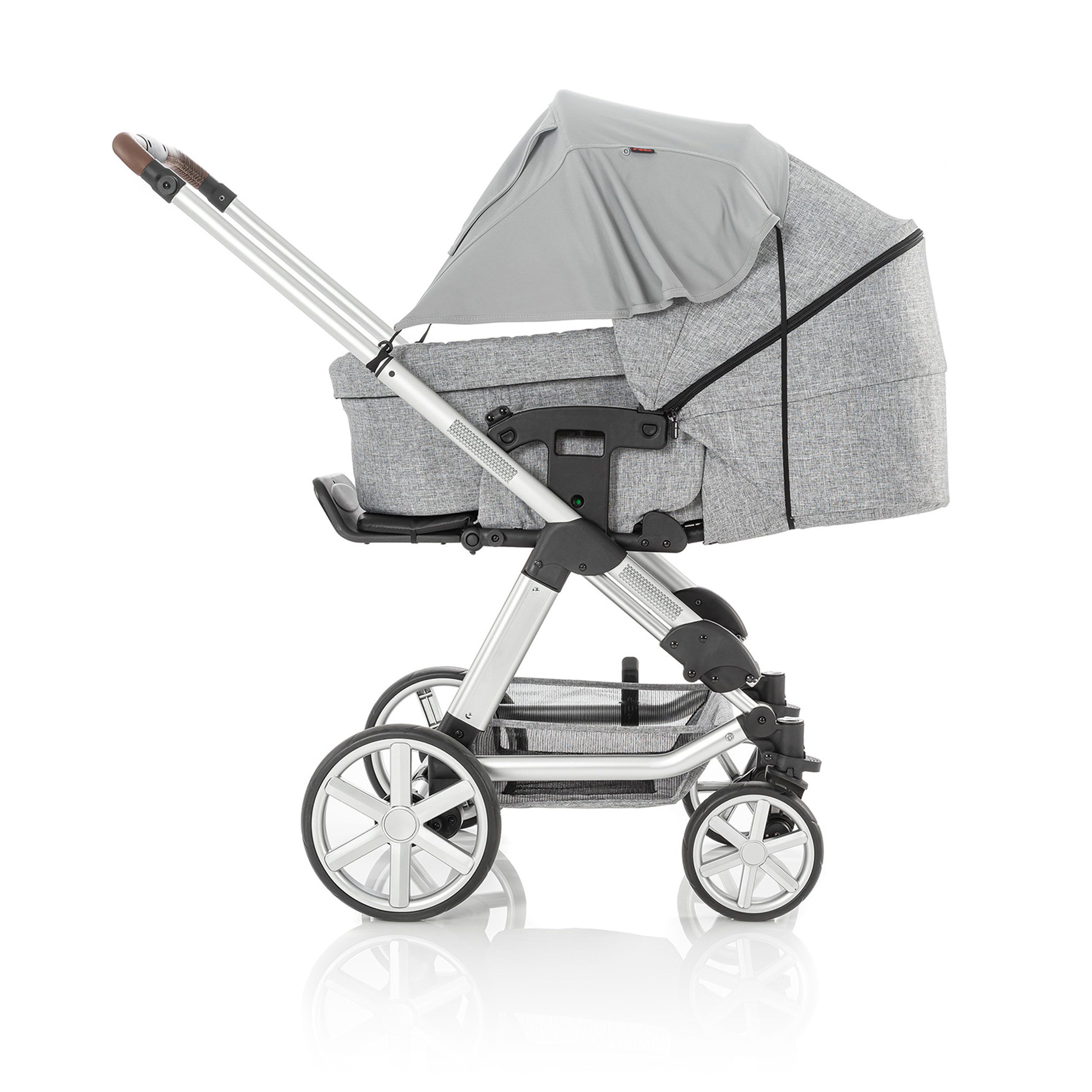 Grauer Kinderwagen mit Sonnendach und silbernem Gestell.