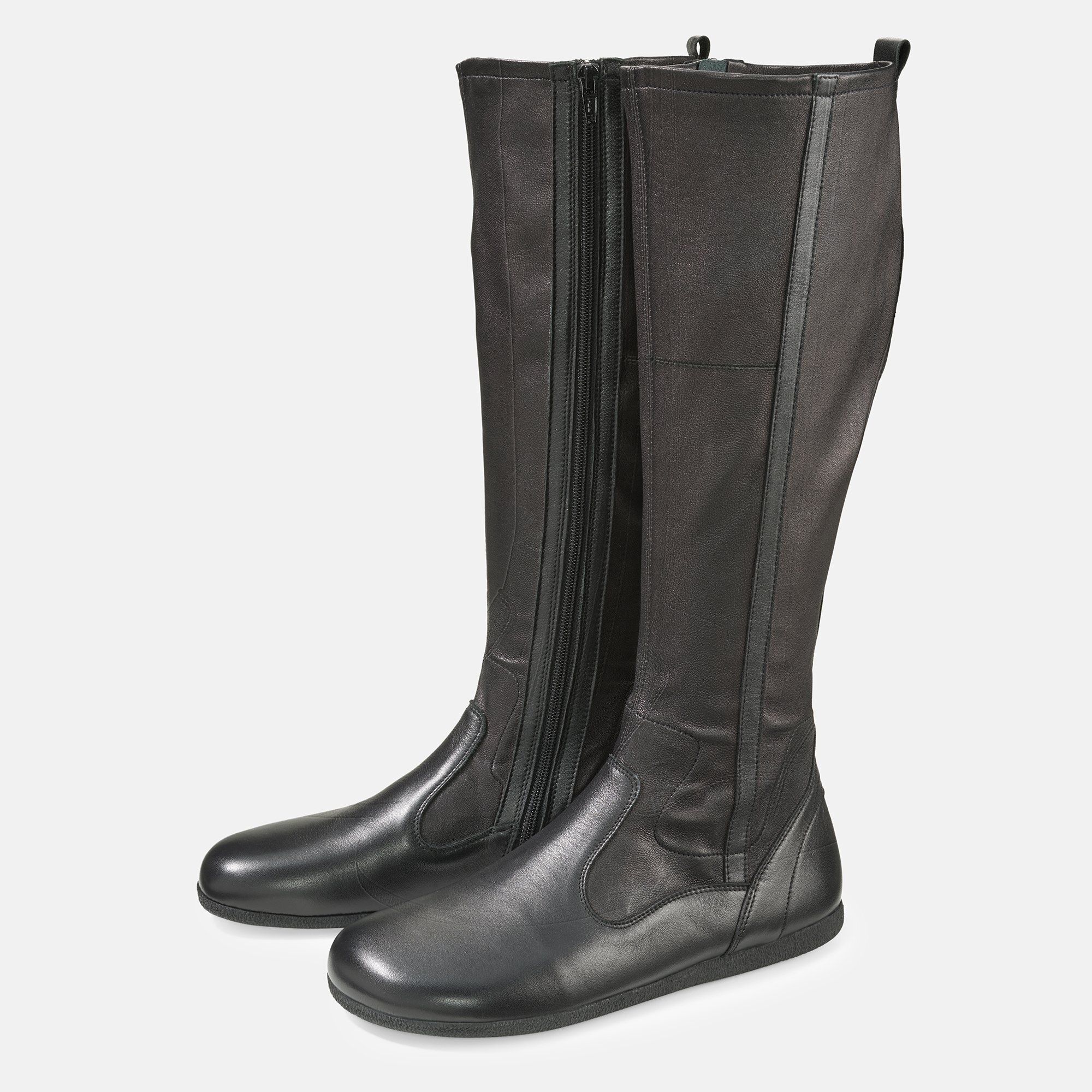 Schwarze Damenstiefel mit Reißverschluss. Flache Sohle, breite Passform. Leder und Textil kombiniert.