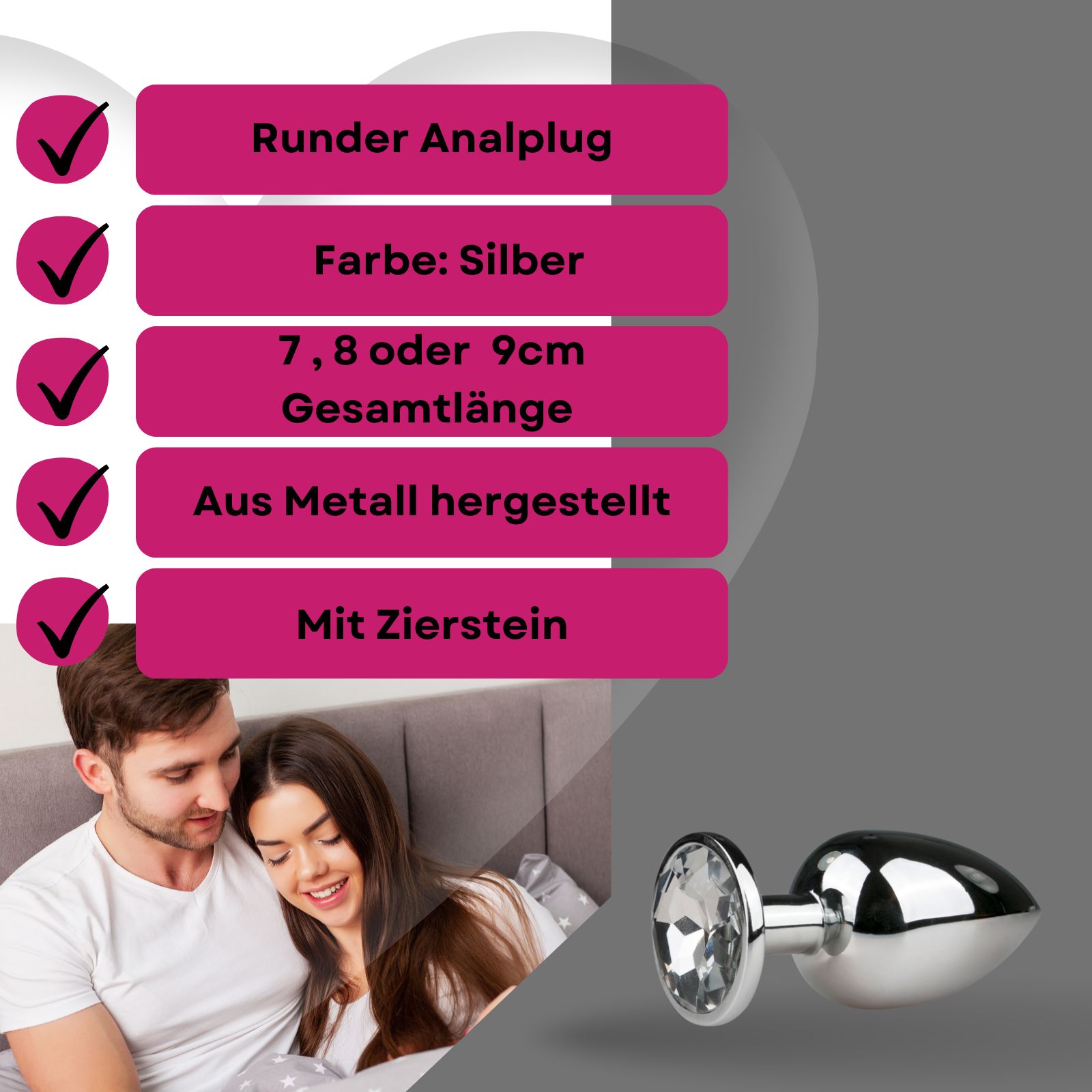 Paar im Bett. Analplug mit Zierstein. Text: Runder Analplug, Farbe: Silber, 7, 8 oder 9cm, Aus Metall, Mit Zierstein.