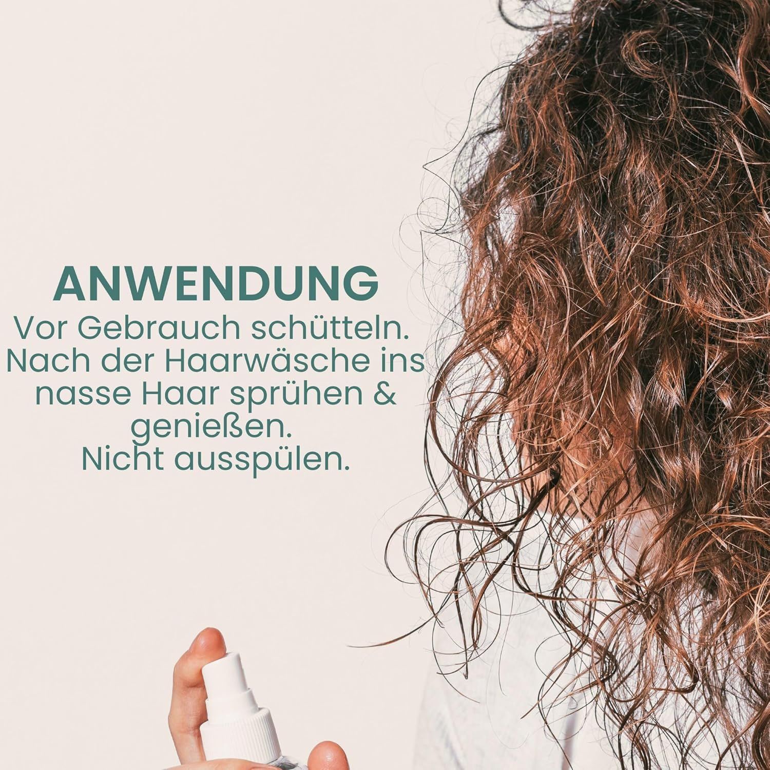 Hände sprühen Produkt auf nasse Haare. Text: Anwendung: Vor Gebrauch schütteln. Nach dem Waschen sprühen.