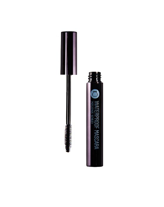 Schwarze Mascara-Verpackung mit aufgeschraubtem Deckel und Bürste. Text: Nilens Jord Waterproof Mascara.