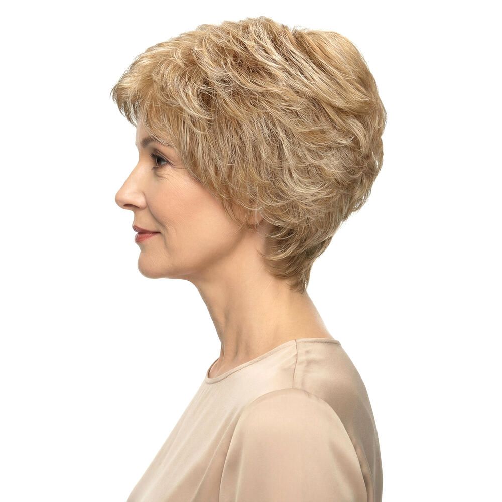 Kurzhaarperücke in Blond. Profilansicht einer Frau mit Perücke. Natürlicher Look, leicht gewellt.