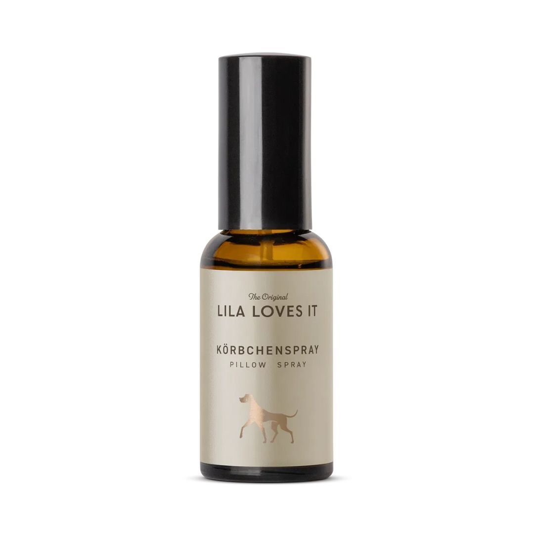 Braune Glasflasche mit schwarzem Sprühkopf. Etikett mit Logo, Schriftzug und Hund. Produktname: Körbchenspray.