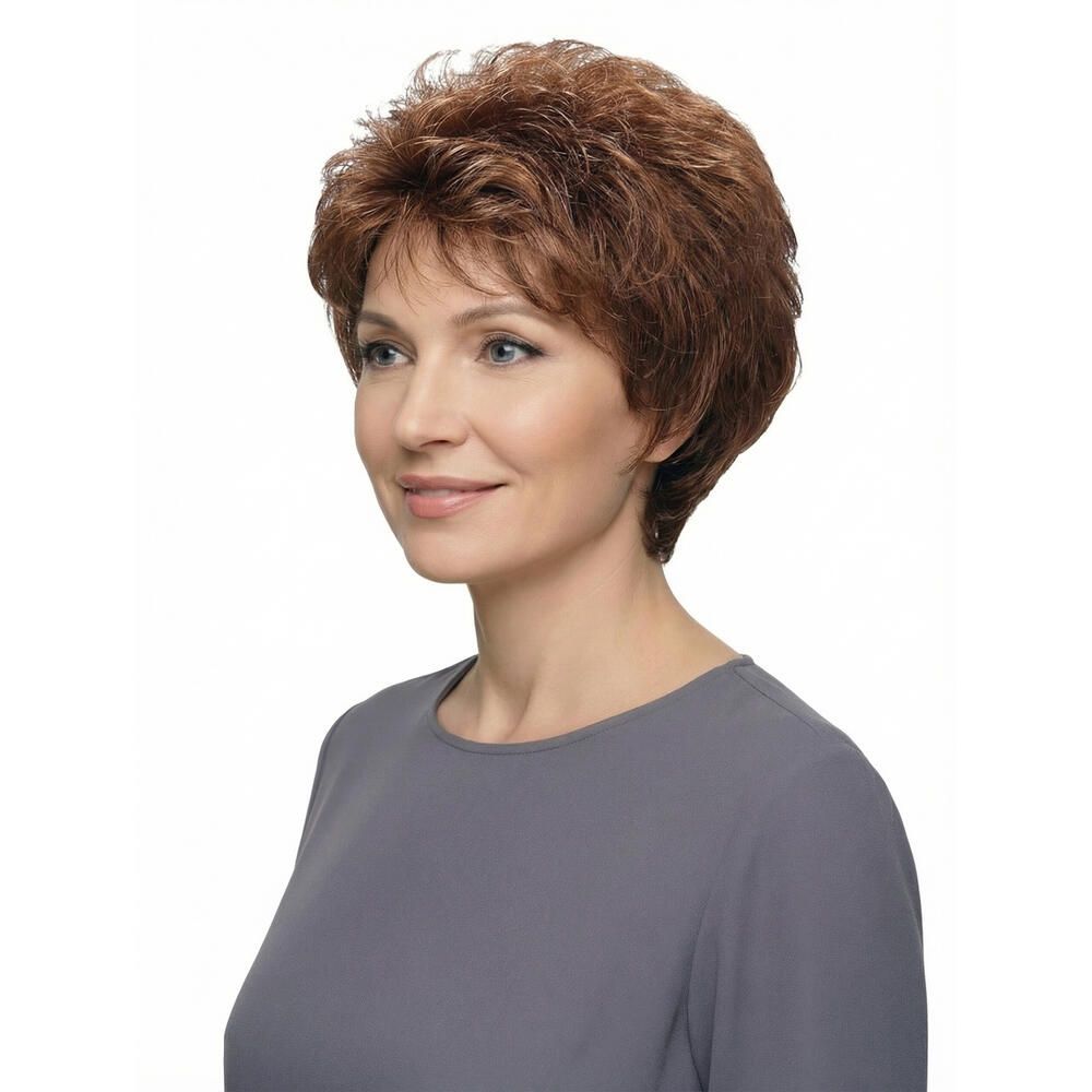 Kurzhaarperücke in Rotbraun. Die Perücke bedeckt den Kopf einer Frau. Sie trägt ein graues Oberteil.