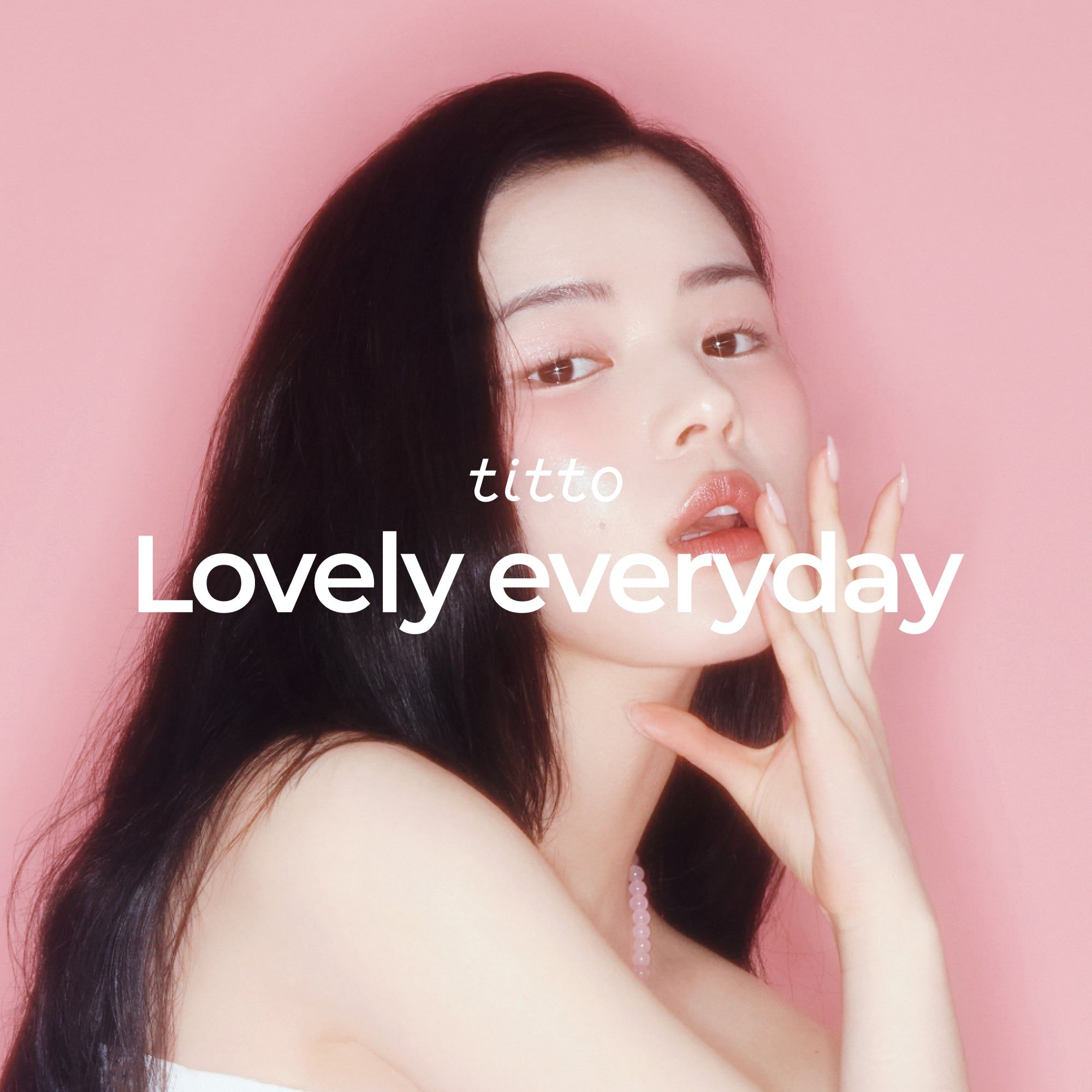 Frau mit langen schwarzen Haaren und Make-up. Der Schriftzug „tittto“ und „Lovely everyday“ sind zu sehen.
