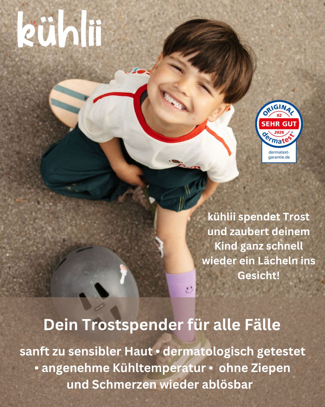 Lächelndes Kind mit Kühlpflaster am Knie, sitzt auf Skateboard, Helm daneben.