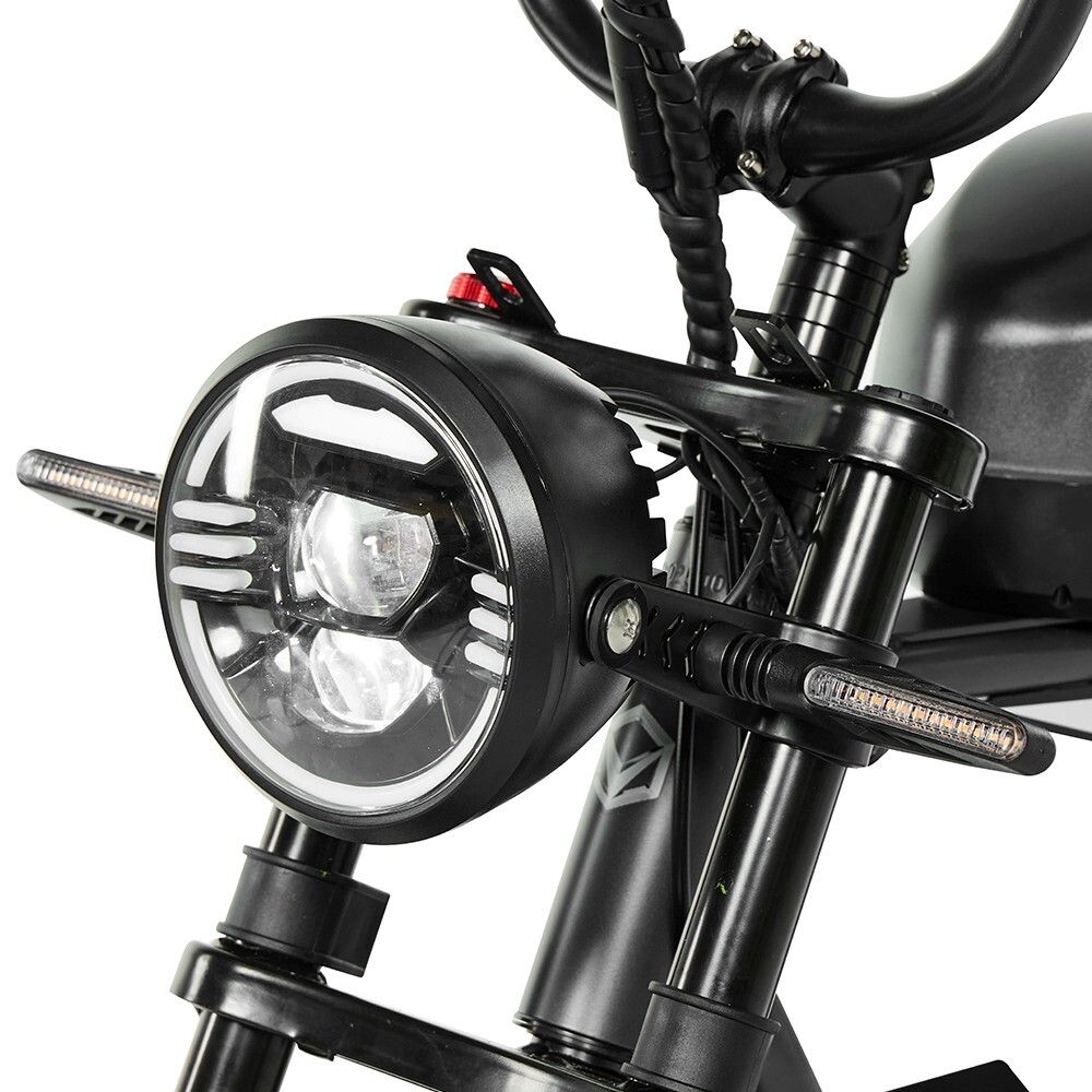 Nahaufnahme des Scheinwerfers. Runde, helle LED-Leuchte. Blinker an den Seiten.