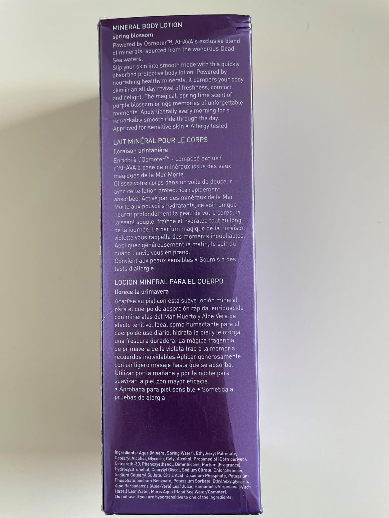 Verpackung der AHAVA Mineral Body Lotion. Text in mehreren Sprachen, Inhaltsstoffe und Zertifizierungen.