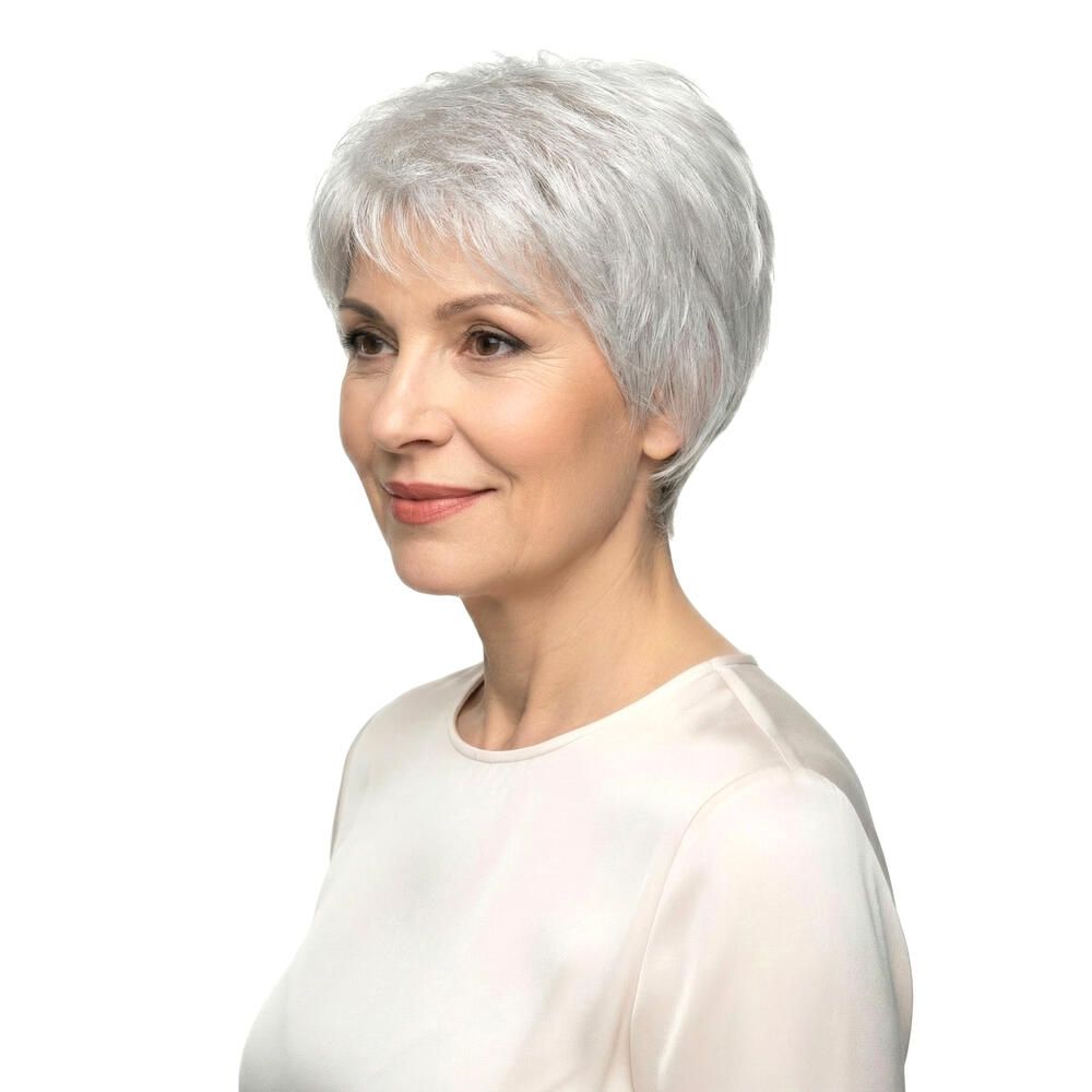 Frau mit Kurzhaarperücke, graues Haar. Seitenansicht. Helle Bluse. Weißer Hintergrund.