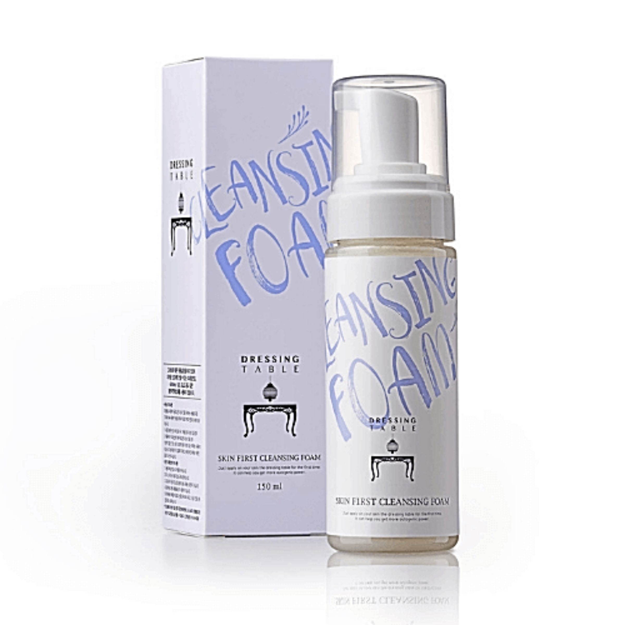 Weiße Flasche und Karton mit Aufschrift "CLEANSING FOAM" und "DRESSING TABLE". Produktname: Skin First Cleansing Foam. 150 ml.