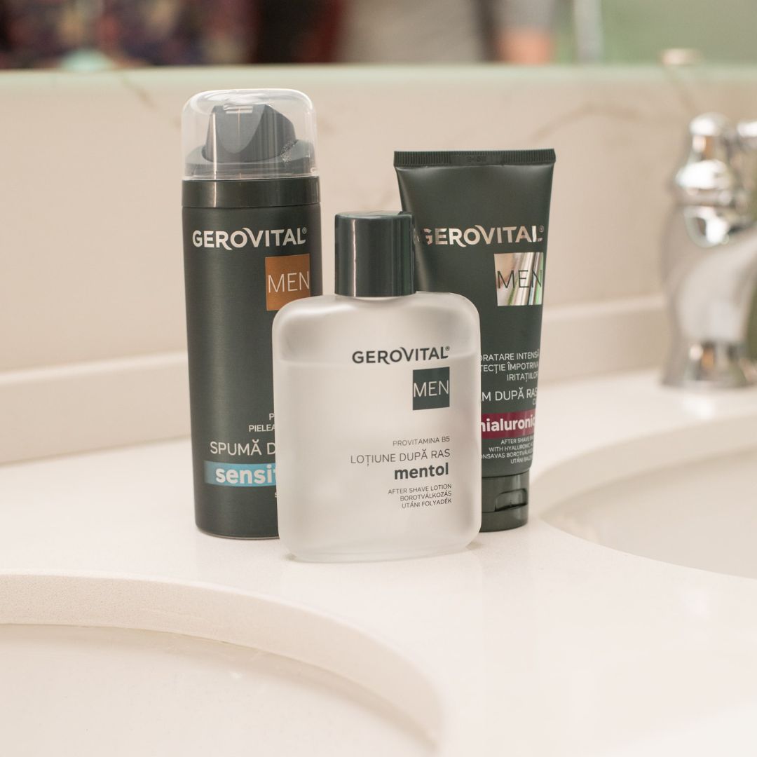 Drei Produkte auf einer weißen Oberfläche. GERIVITAL MEN Produkte: Rasiergel, Lotion, Balsam după ras.