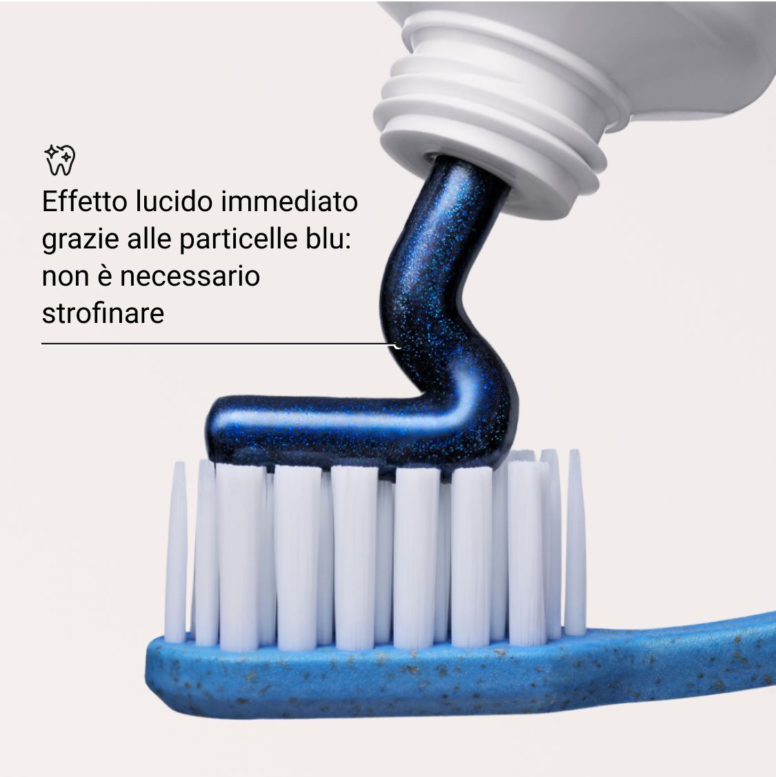 Dentifricio blu su uno spazzolino. Testo: Effetto lucido immediato grazie alle particelle blu: non è necessario strofinare.